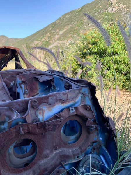 Ρουστίκ εγκαταλελειμμένο αυτοκίνητο στο βουνό κατά μπλε ουρανό — Φωτογραφία Αρχείου