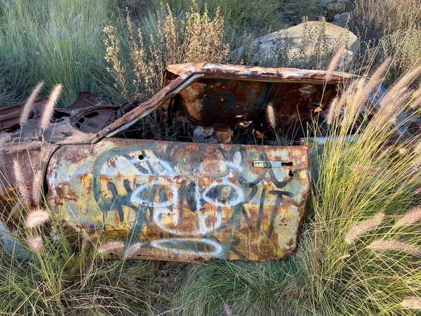 Rústico coche abandonado en la montaña contra el cielo azul — Foto de Stock