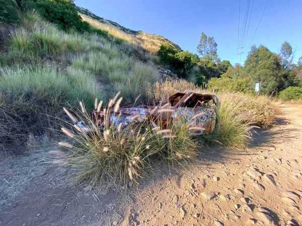 Carro abandonado rústico na montanha contra o céu azul — Fotografia de Stock