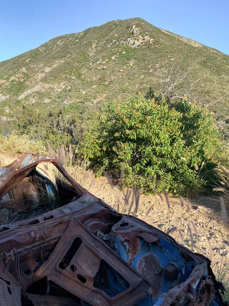 Carro abandonado rústico na montanha contra o céu azul — Fotografia de Stock