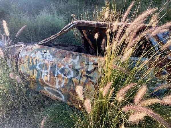 Rustieke verlaten auto in de berg tegen de blauwe lucht — Stockfoto