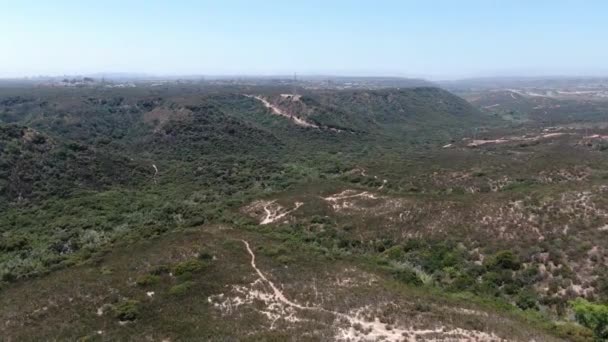 Letecký pohled na Los Penasquitos Canyon Preserve během letní sezóny. — Stock video