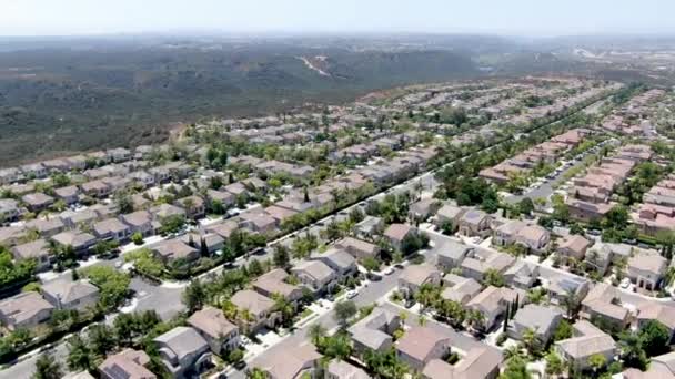 Vista aérea del barrio de subdivisiones con villas residenciales — Vídeo de stock