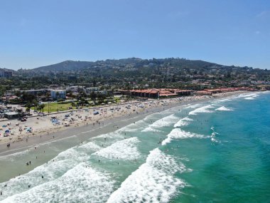 La Jolla Körfezi 'nin havadan görünüşü. Güzel küçük dalgalar ve turistler plajın ve yaz gününün tadını çıkarıyor.