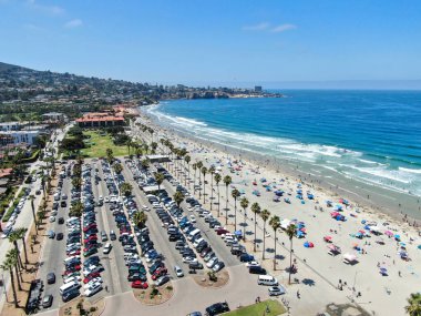 La Jolla Körfezi 'nin havadan görünüşü. Güzel küçük dalgalar ve turistler plajın ve yaz gününün tadını çıkarıyor.