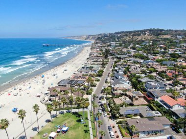 La Jolla Körfezi 'nin havadan görünüşü. Güzel küçük dalgalar ve turistler plajın ve yaz gününün tadını çıkarıyor.