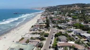 La Jolla Körfezi 'nin havadan görünüşü. Güzel küçük dalgalar ve turistler plajın ve yaz gününün tadını çıkarıyor.