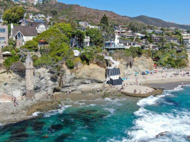 Laguna Beach, Kaliforniya 'daki Victoria Sahilindeki Korsanlar Kulesi' nin hava görüntüsü.