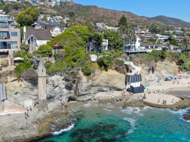 Laguna Beach, Kaliforniya 'daki Victoria Sahilindeki Korsanlar Kulesi' nin hava görüntüsü.