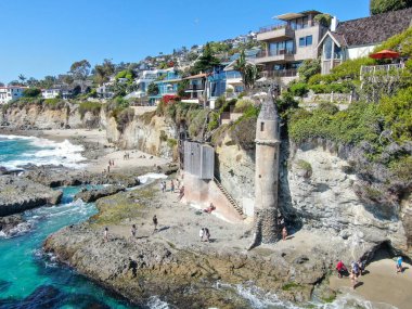 Laguna Beach, Kaliforniya 'daki Victoria Sahilindeki Korsanlar Kulesi' nin hava görüntüsü.