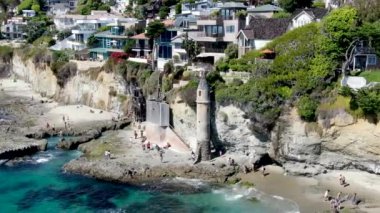 Laguna Beach, Kaliforniya 'daki Victoria Sahilindeki Korsanlar Kulesi' nin hava görüntüsü.