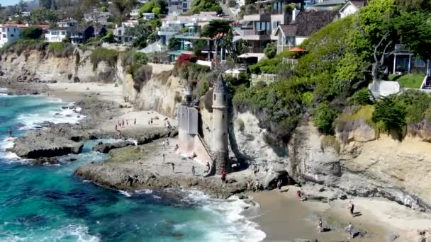 Vista aérea da Torre dos Piratas na Praia Victoria, em Laguna Beach, Califórnia — Vídeo de Stock