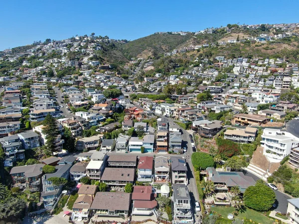 Вид с воздуха на город на побережье Лагуна-Бич с домами на холмах, Калифорния — стоковое фото