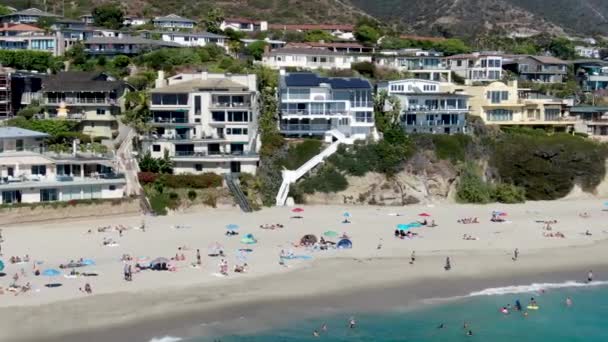 Pemandangan udara Laguna Beach dengan orang-orang menikmati hari musim panas, California — Stok Video