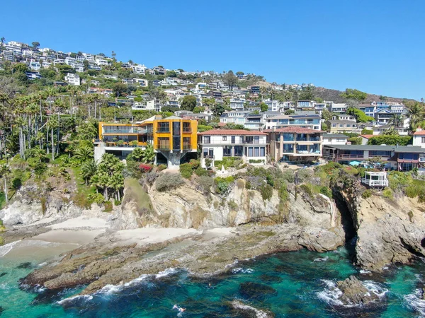 Laguna Sahili sahil şeridinin havadan görünüşü. Kaliforniya, uçurumdaki zengin villalar.