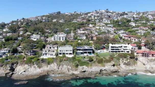 Aerial view of Laguna Beach coastline town wealthy villas on the cliff, California — Stock Video