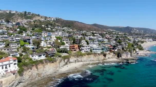 Letecký pohled na pobřeží Laguna Beach město bohaté vily na útesu, Kalifornie — Stock video