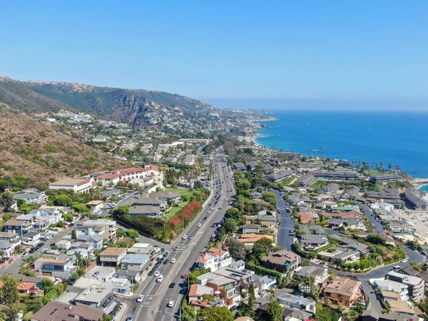 丘の上の家とラグナビーチの海岸線の町を横断する主な道路の空中ビュー,カリフォルニア州 — ストック写真