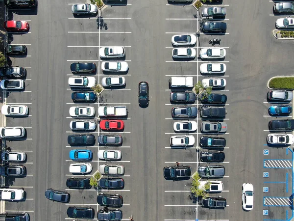 Vista aerea dall'alto del parcheggio al centro commerciale con varietà di veicoli colorati. — Foto Stock