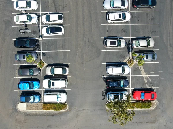 Vista aerea dall'alto del parcheggio al centro commerciale con varietà di veicoli colorati. — Foto Stock