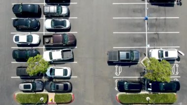 Alış veriş merkezindeki havadan renkli araçların görüntüsü..