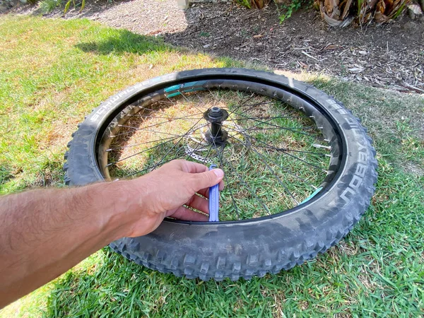 Substituição de pneu de bicicleta plana com novo tubo para bicicleta — Fotografia de Stock