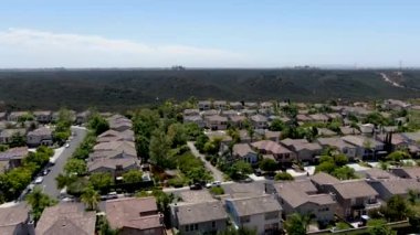 Büyük villaları olan tipik San Diego alt biriminin hava manzarası. 