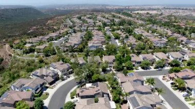 Büyük villaları olan tipik San Diego alt biriminin hava manzarası. 