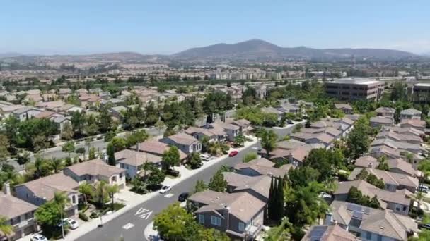 Vista aérea del típico barrio de la subdivisión de San Diego con grandes villas residenciales — Vídeos de Stock