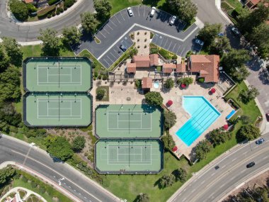 Orta sınıf komşular Güney Kaliforniya 'da havuz ve tenis kortu.