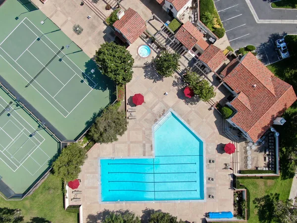 Piscina com vista aérea e quadra de tênis na comunidade de classe média do bairro, sul da Califórnia — Fotografia de Stock