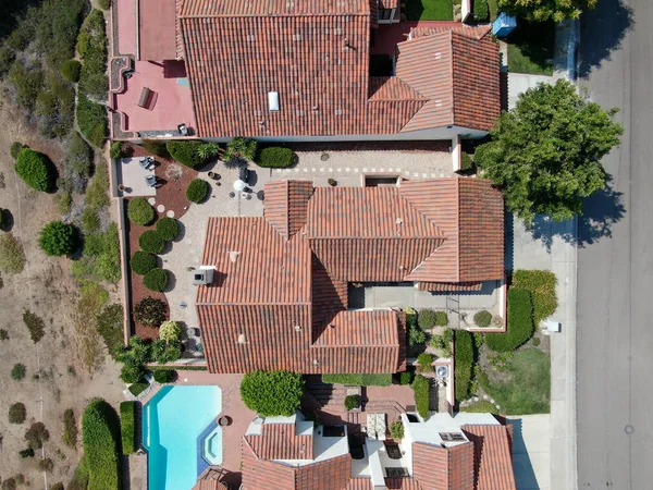 Aerial top view of middle class residential house, South California — Stock Photo, Image