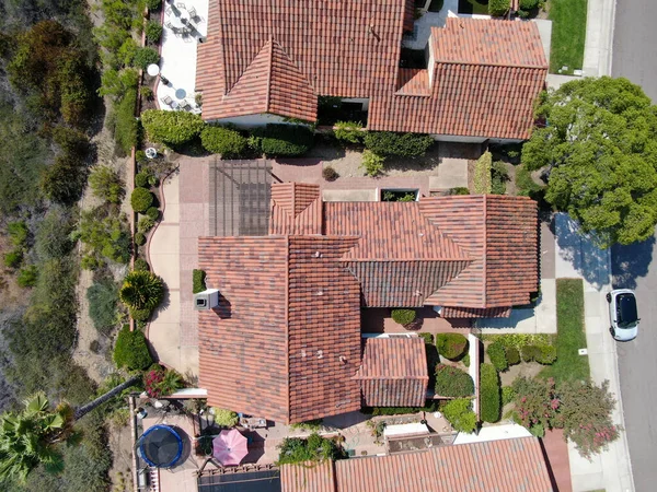 Vista aérea superior da casa residencial de classe média, sul da Califórnia — Fotografia de Stock