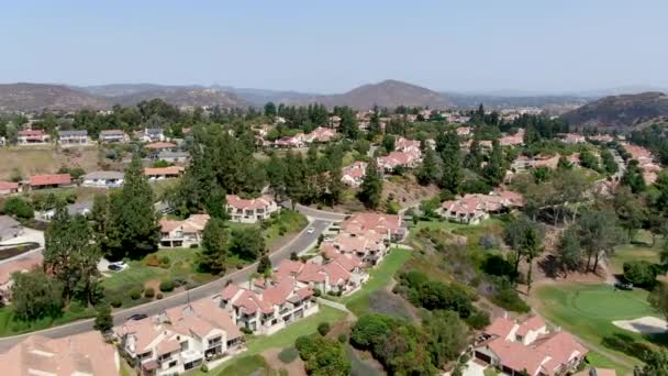 Vista aérea do bairro de classe média com comunidade residencial casa, Sul da Califórnia — Vídeo de Stock