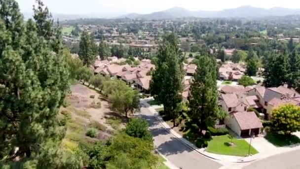 南カリフォルニアの住宅街と中流階級の近所の空中ビュー — ストック動画