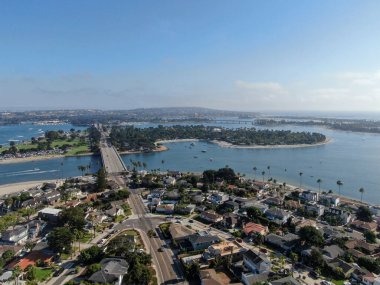 Mission Körfezi 'nin havadan görüntüsü ve San Diego, California' daki plajlar. ABD