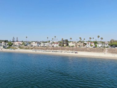 Mission Körfezi 'nin havadan görüntüsü ve San Diego, California' daki plajlar. ABD
