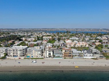 Mission Körfezi 'nin havadan görüntüsü ve San Diego, California' daki plajlar. ABD