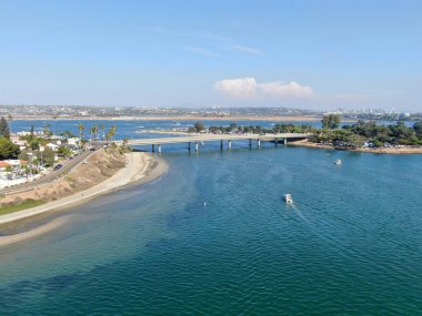 Mission Körfezi 'nin havadan görüntüsü ve San Diego, California' daki plajlar. ABD