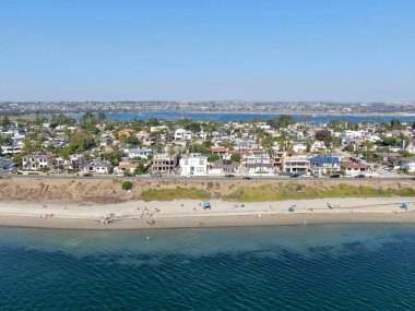 Mission Körfezi 'nin havadan görüntüsü ve San Diego, California' daki plajlar. ABD