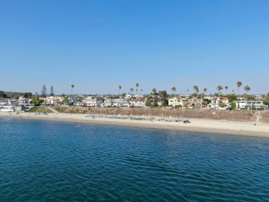 Mission Körfezi 'nin havadan görüntüsü ve San Diego, California' daki plajlar. ABD