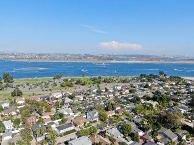 Mission Körfezi 'nin havadan görüntüsü ve San Diego, California' daki plajlar. ABD