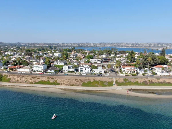 Mission Körfezi 'nin havadan görüntüsü ve San Diego, California' daki plajlar. ABD