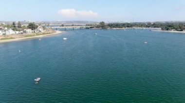 Mission Körfezi 'nin havadan görüntüsü ve San Diego, California' daki plajlar. ABD