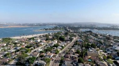 Mission Körfezi 'nin havadan görüntüsü ve San Diego, California' daki plajlar. ABD