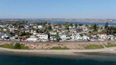 Mission Körfezi 'nin havadan görüntüsü ve San Diego, California' daki plajlar. ABD
