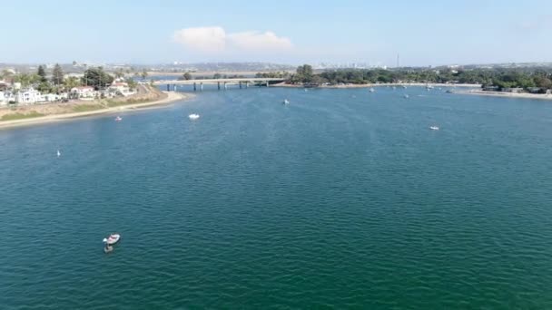 Vista aérea de Mission Bay y playas en San Diego, California. Estados Unidos — Vídeos de Stock