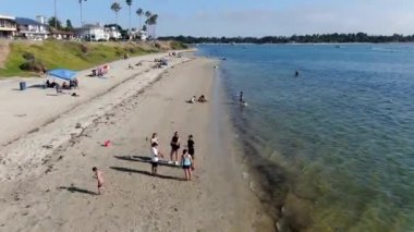 Mission Körfezi 'nin havadan görüntüsü ve San Diego, California' daki plajlar. ABD