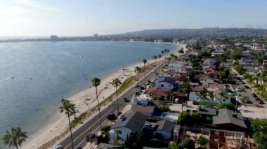 Mission Körfezi 'nin havadan görüntüsü ve San Diego, California' daki plajlar. ABD