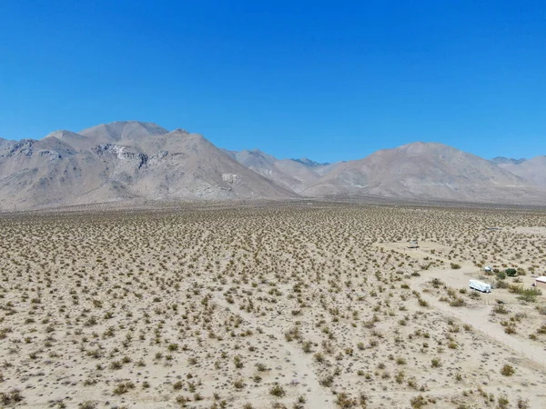 리지 크레스트 근처에 있는 캘 리포오니아 모하비 사막의 푸른 하늘 아래있는 사막 의언 덕들을 공중에서 내려다본 모습. — 스톡 사진